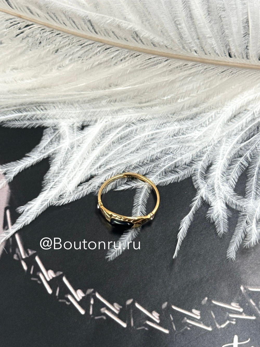 Кольцо золотистое с черным камнем и стразами