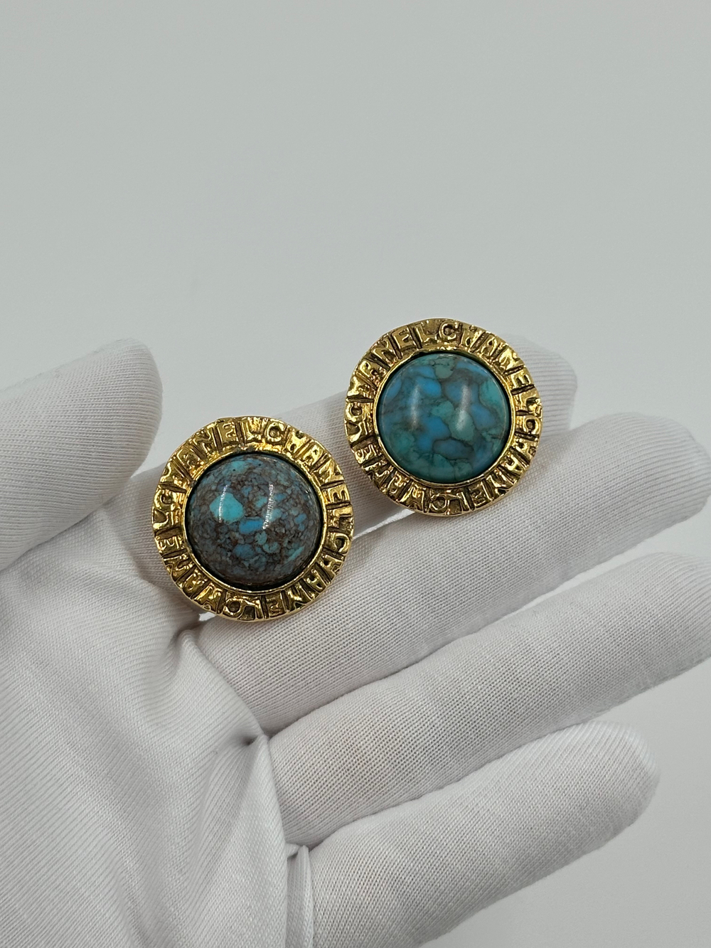 Клипсы с голубыми кабошонами Chanel