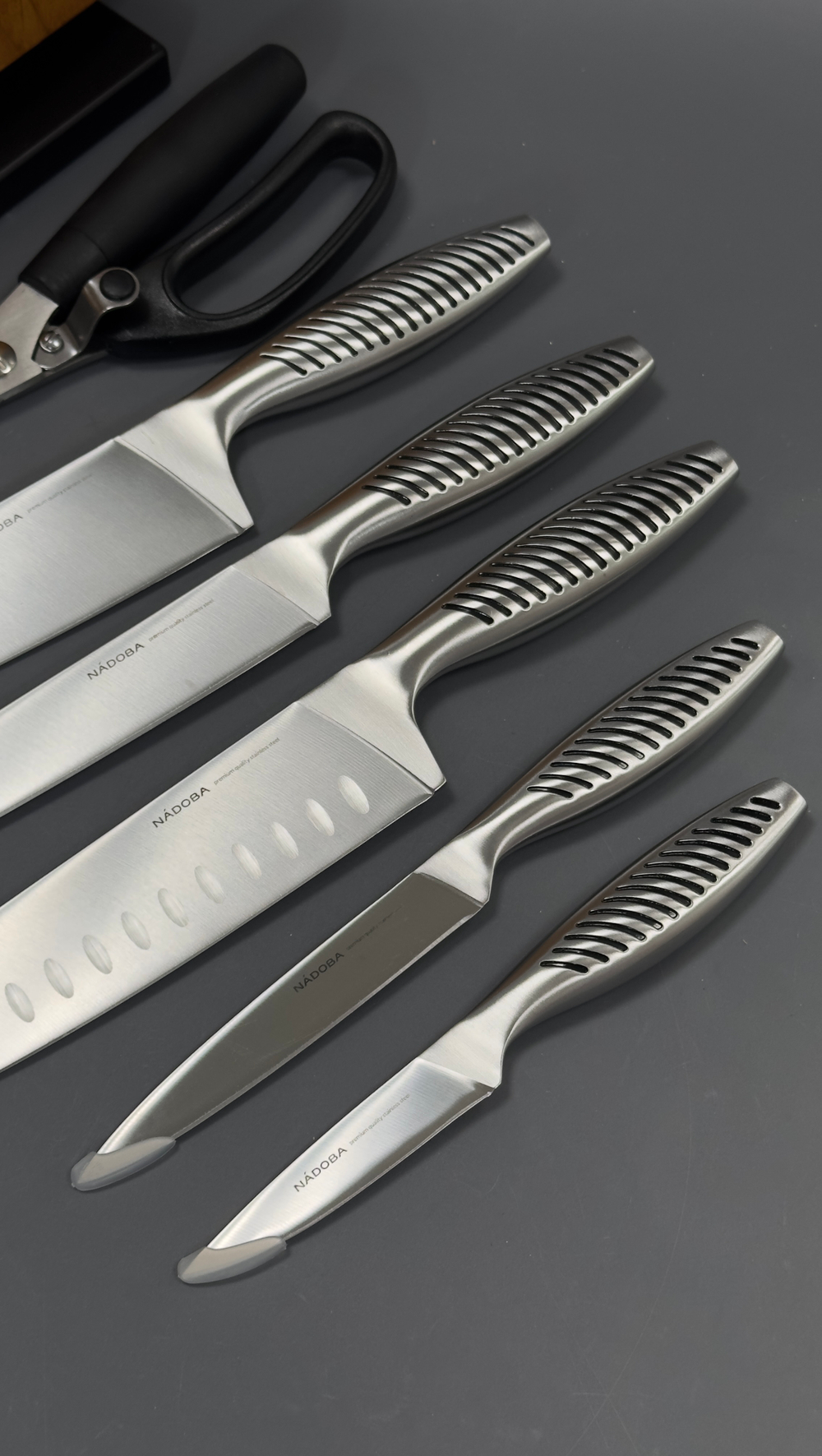 Набор из 5 кухонных ножей, ножниц и блока для ножей Vera