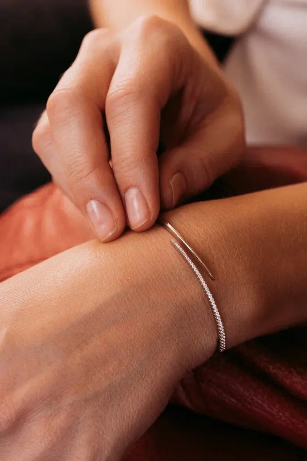 Жесткий незамкнутый браслет с россыпью циркония