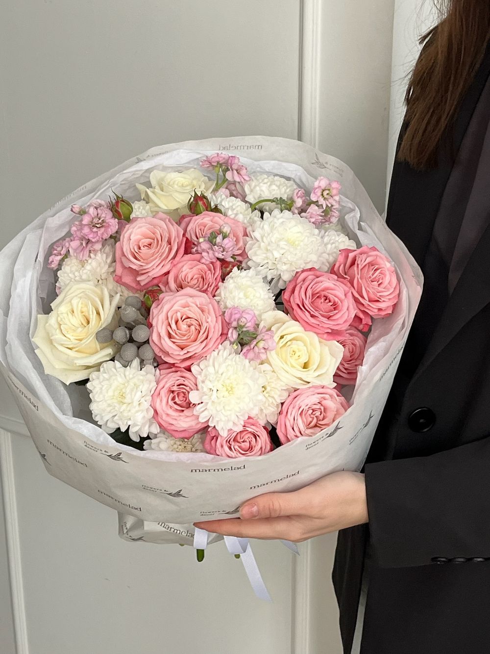 Букет из кустовой пионовидной розы, маттиолы, одноголовой розы и брунии