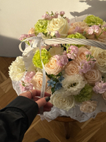 Корзнина из кустовых пионовидных роз, оксипеталума, маттиолы, диантусов, лизиантуса и хризантемы