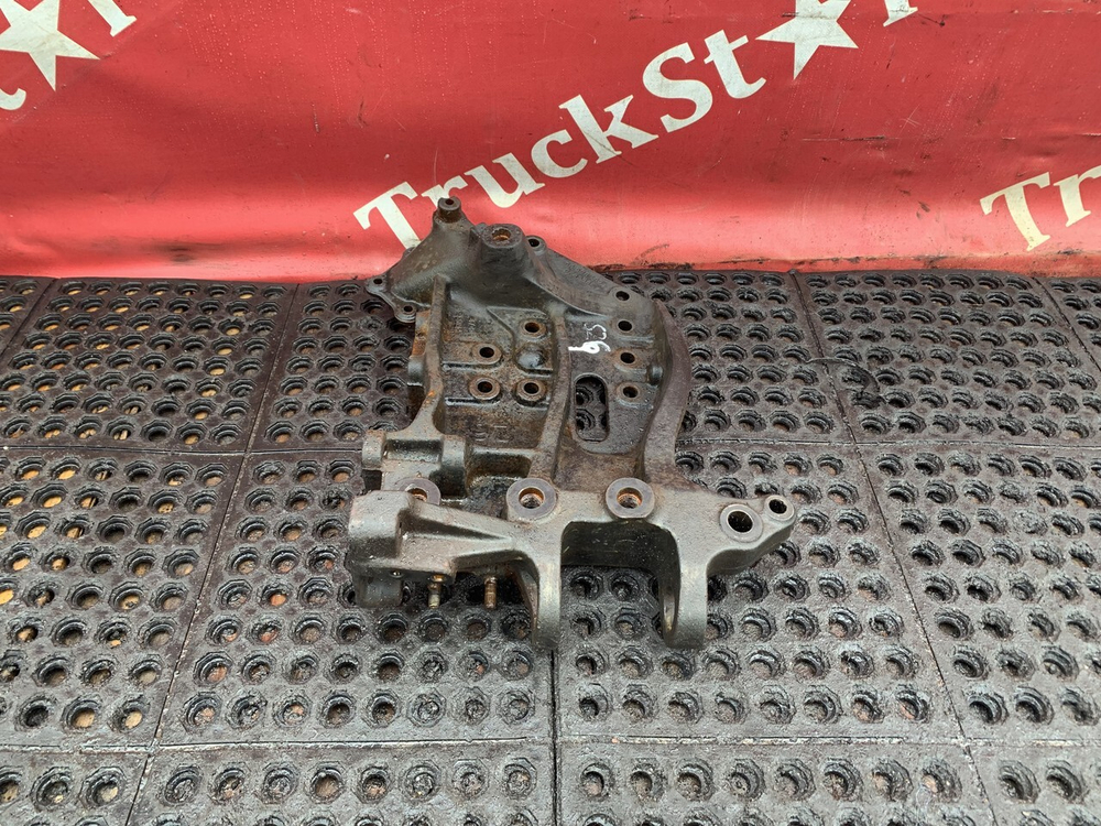 Кронштейн переднего бампера левый