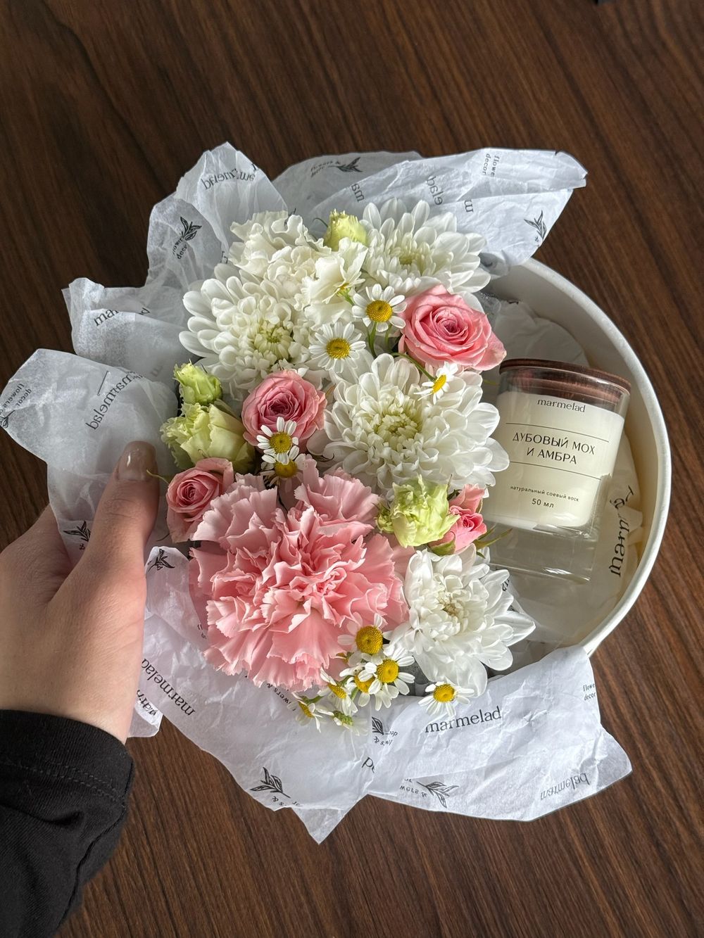 Цветочная композиция в коробке+свеча 50 мл