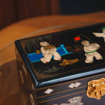 Лаковая шкатулка с инкрустацией и бархатной отделкой