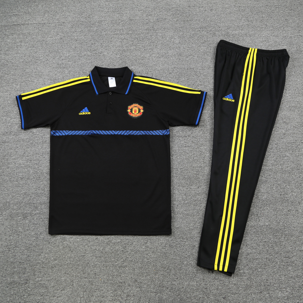 Купить cпортивный тренировочный костюм футбольного клуба "Манчестер Юнайтед" в Москве.