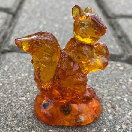 Белка с орешком