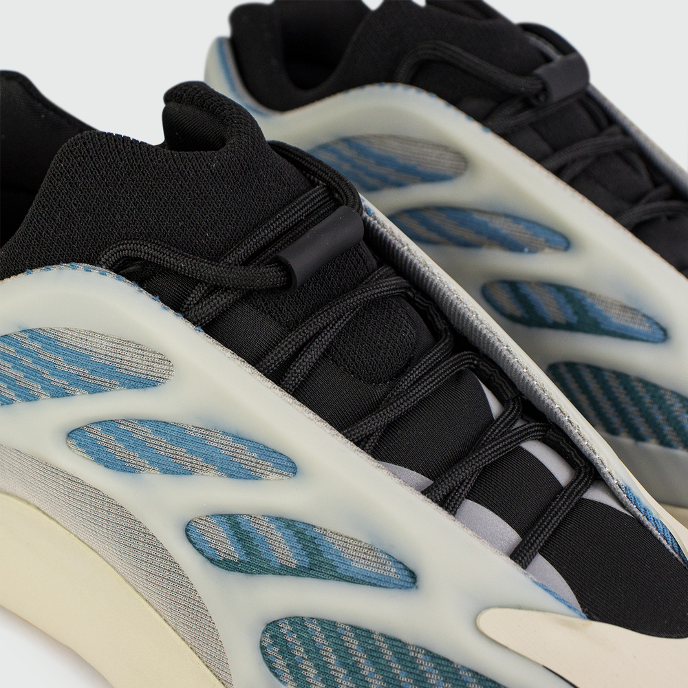 Кроссовки Adidas Yeezy Boost 700 v3 Wmns Kyanite
