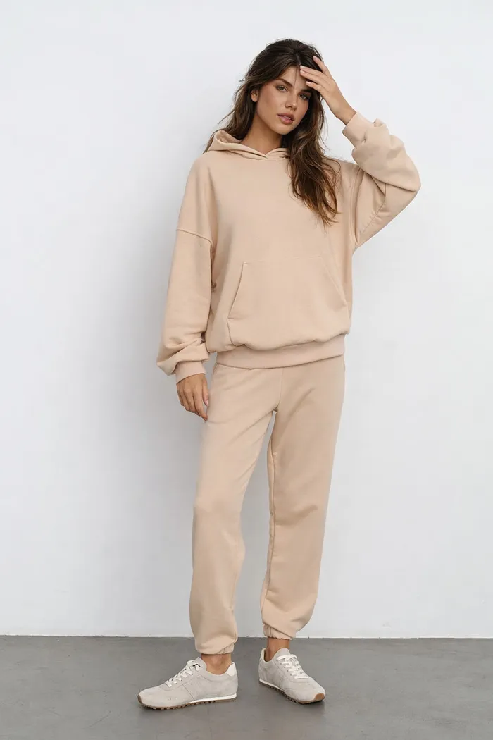 Свободные джоггеры без начеса из премиум футера ванильного цвета