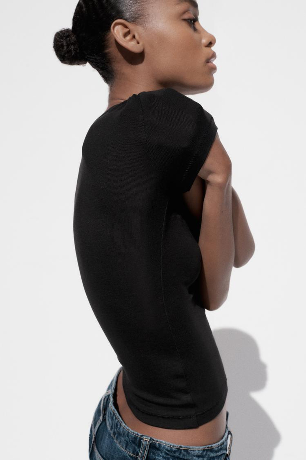 ZARA ФУТБОЛКА ИЗ ВИСКОЗЫ С КОРОТКИМИ РУКАВАМИ, ЧЕРНЫЙ