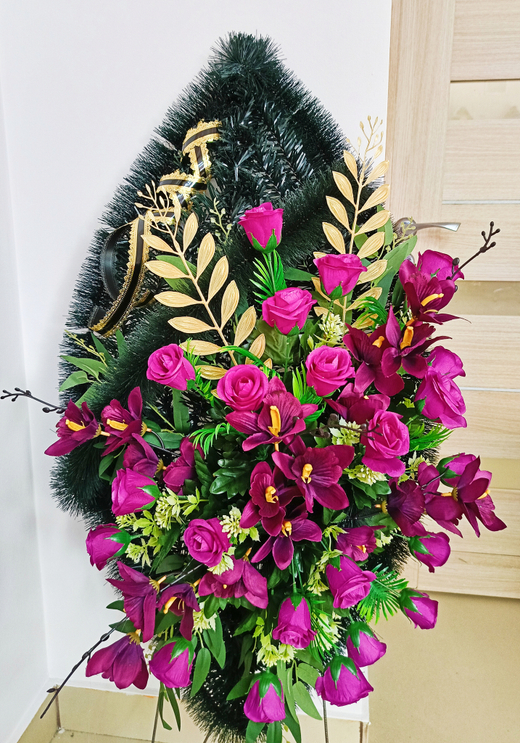 Венок с фиолетовыми розами и орхидеями.100 см Арт. В 001