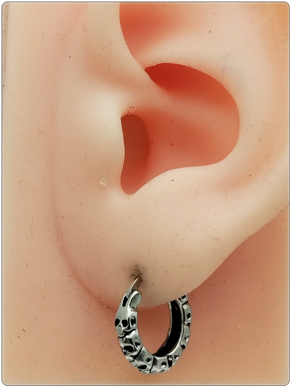 Серьги кольца с черепами стальные.