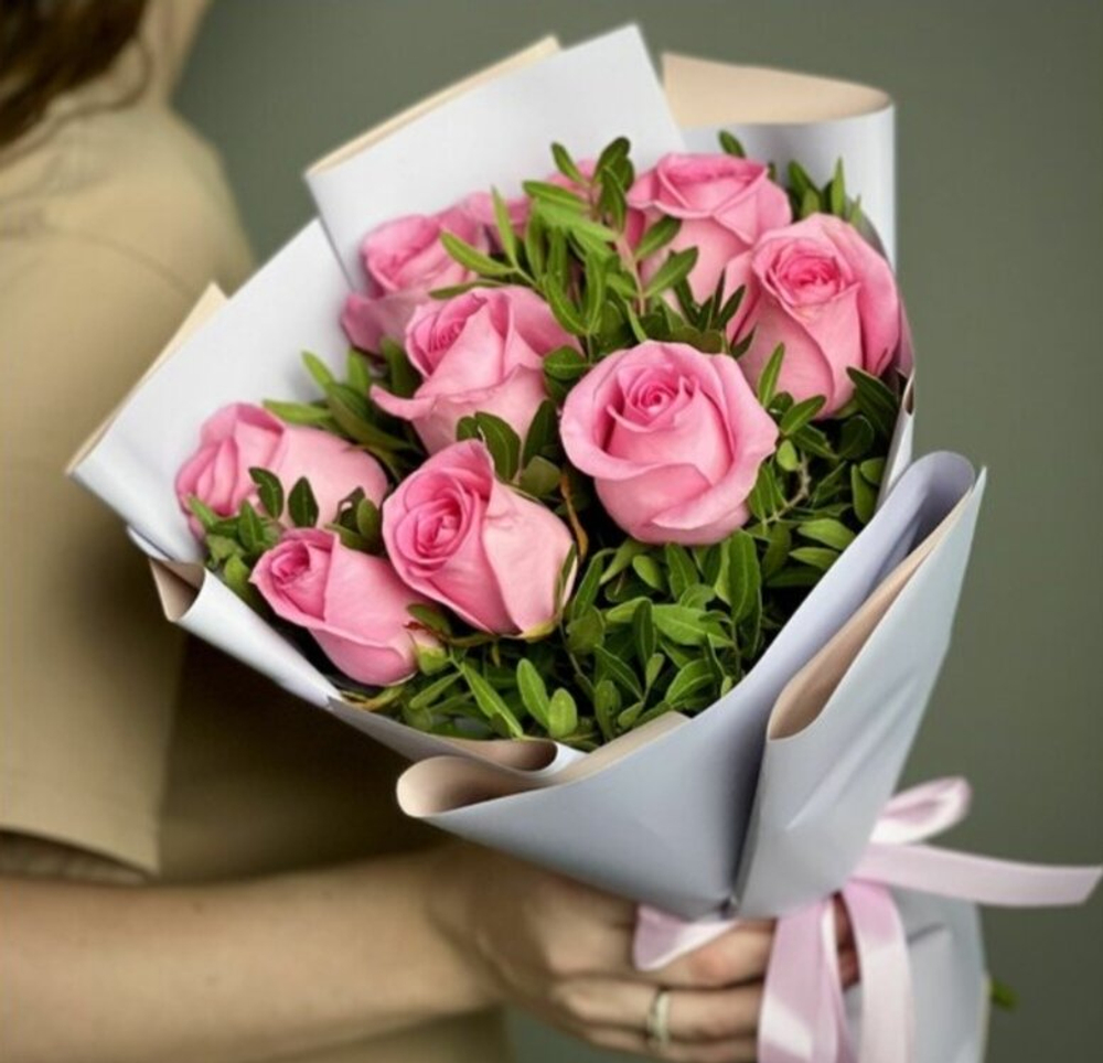 Цветы живые букет из 9 розовых роз с зеленью в упаковке лентой Flor2u