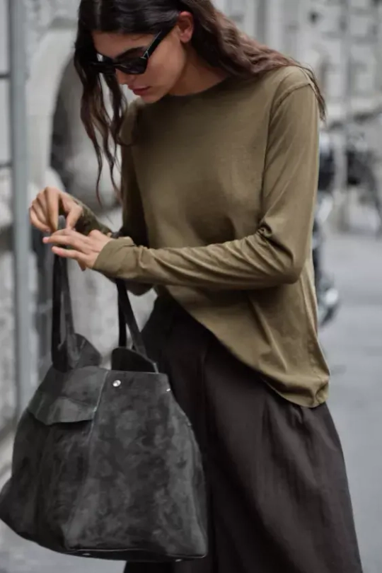 ZARA ФУТБОЛКА ИЗ ХЛОПКА С ЭФФЕКТОМ ПОТЕРТОСТИ, ОЛИВКОВЫЙ