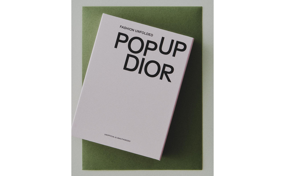 Fashion Unfolded: Dior. Книга-раскладка pop-up (на английском языке)