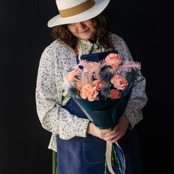 15. Контрастный букет с диантусами и эрингиумом