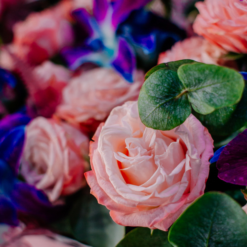 79. Необычный нежный букет с синими орхидеями