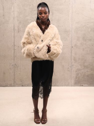 Короткая бежевая шуба из овчины со вставками из меха норки