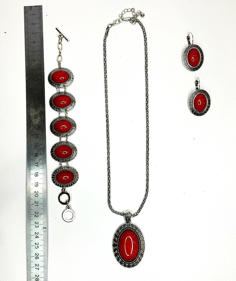 Комплект бижутерии. "Красный коралл" - подвеска, серьги и браслет.  Форма-овал.