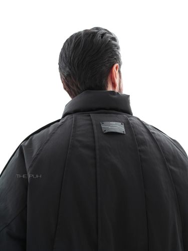 Утепленный черный бомбер с рельефными швами