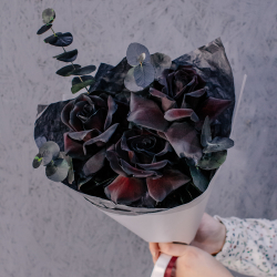 88. Темный букет с черными французскими розами и эвкалиптом