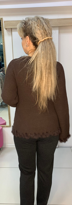 Коричневый джемпер с меховой отделкой