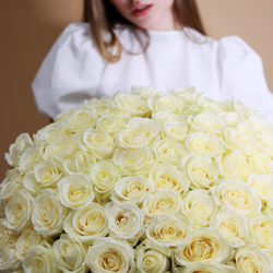 101 белая роза купить в Москве