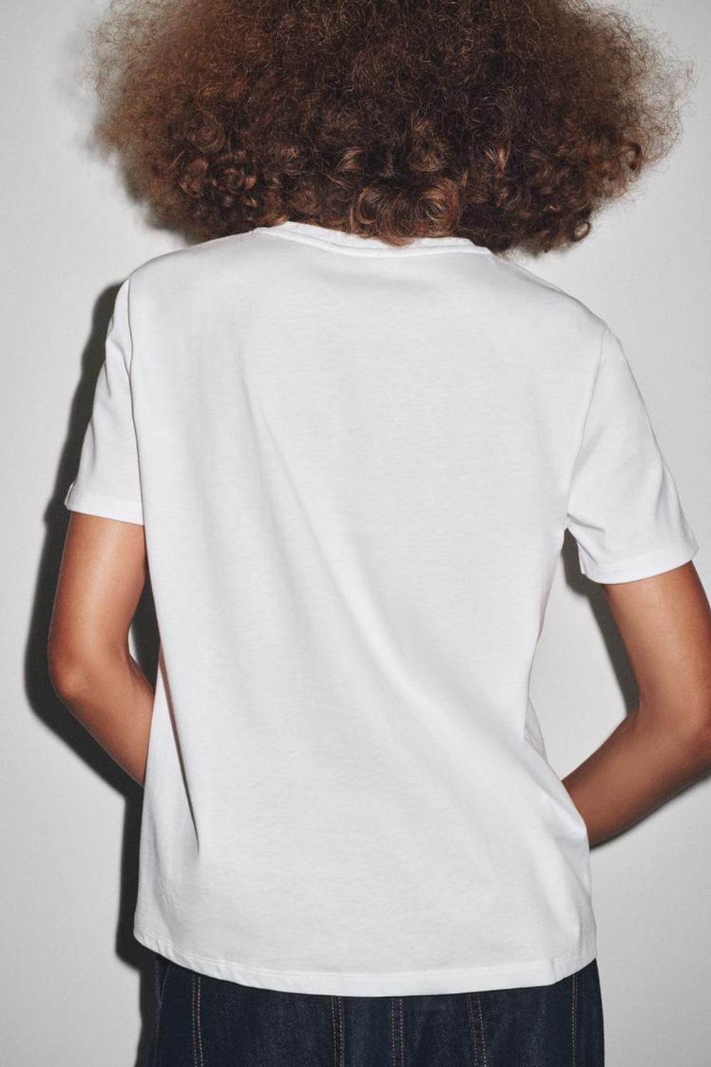 ZARA ФУТБОЛКА С МЕТАЛЛИЗИРОВАННЫМ ПРИНТОМ, ЗОЛОТИСТЫЙ