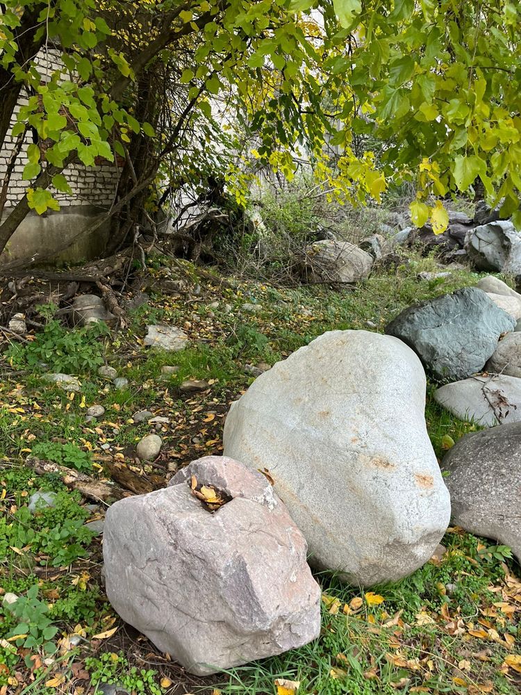 Gray River Boulder /tn