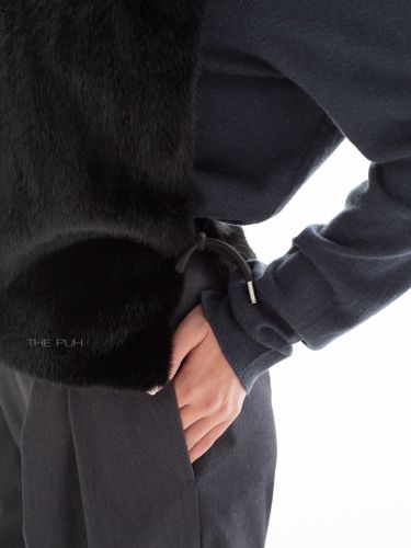Черная манишка из эко-меха на молнии