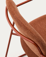 Стул Meli с подлокотниками из терракотовой шенилли с терракотовыми металлическими ножками