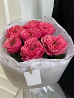 Авторский букет моно из розы яркого оттенка