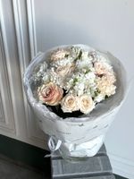 Сборный букет из хризантемы, маттиолы, кустовых пионовидных роз и диантусов крем мал