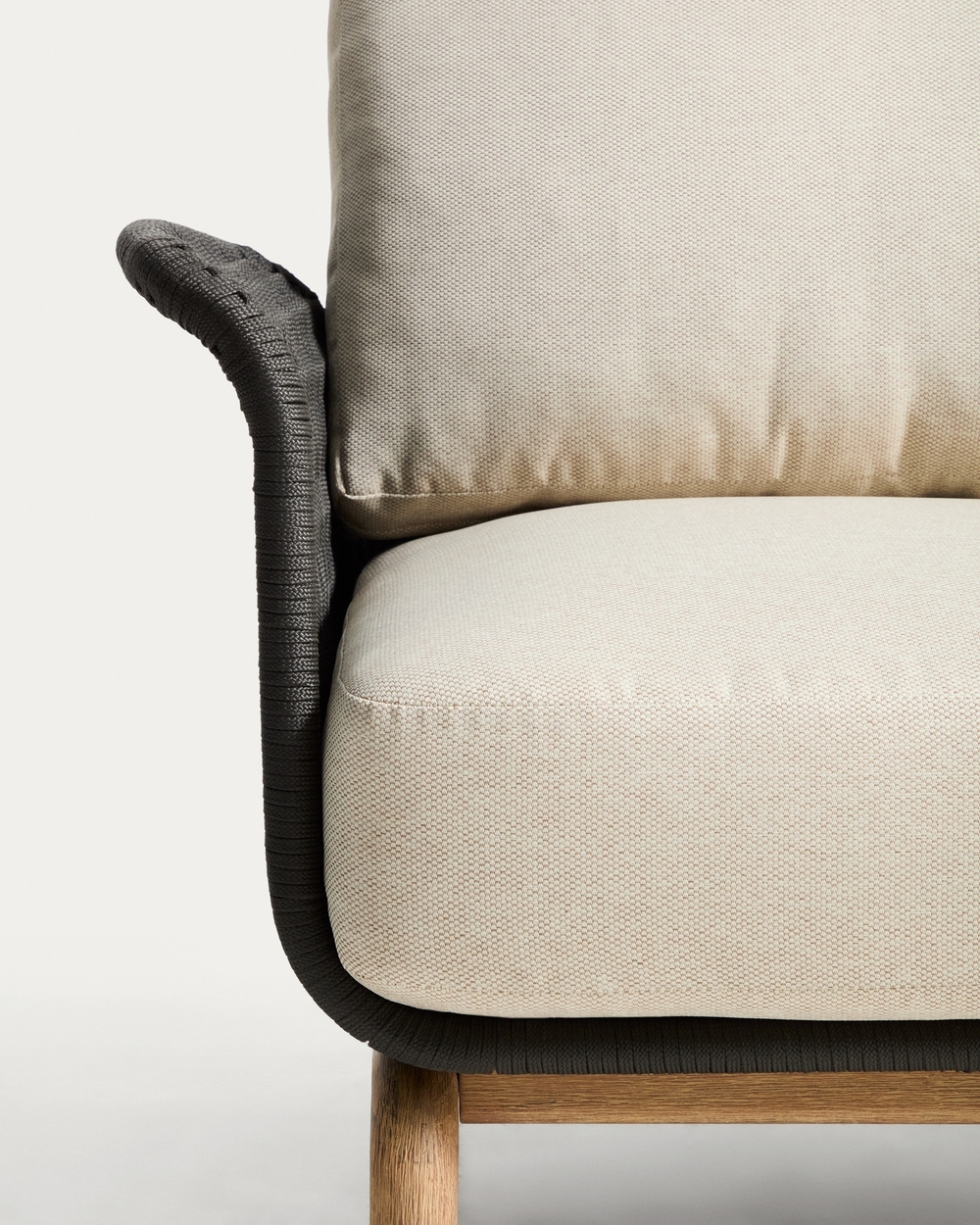 Уличное кресло Alipa из акации и веревки темно-серого цвета