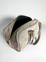 Женская замшевая сумка-бочонок бежевого цвета