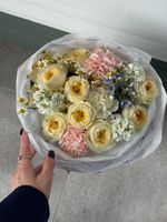 Букет сборный из кустовых пионовидных роз, диантусов, ромашки и оксипеталума