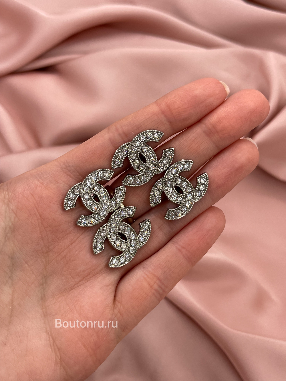 Пуговицы Шан. Серебро Лого стразы 22 мм