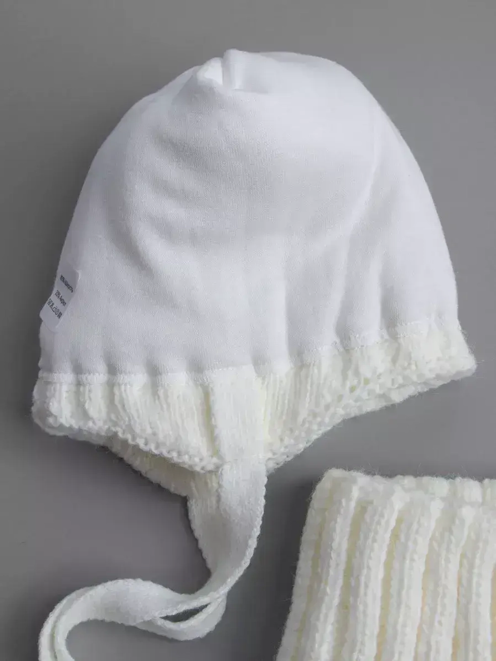 Шапка детская вязаная с помпонами и снуд