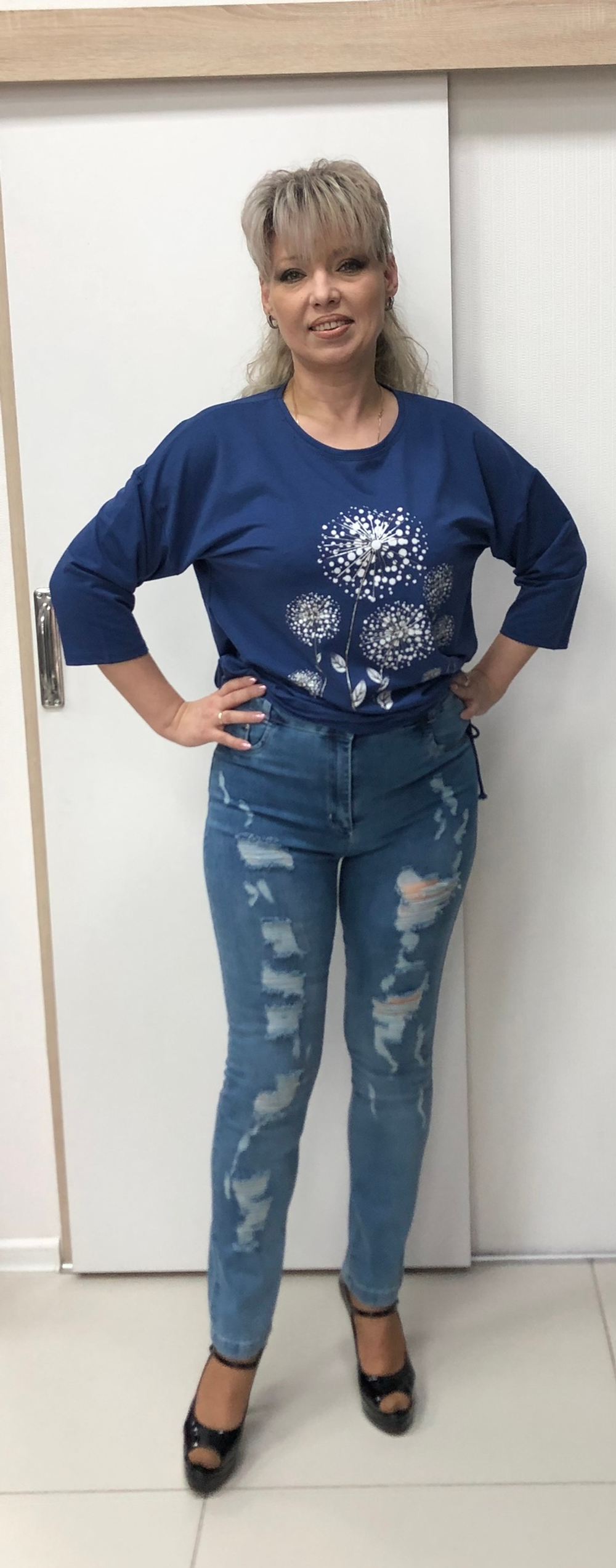 Стрейчевые "рваные" джинсы синего цвета зауженные к низу