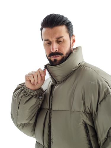 Короткий стеганый пуховик в цвете хаки