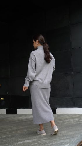 Серый трикотажный костюм с юбкой