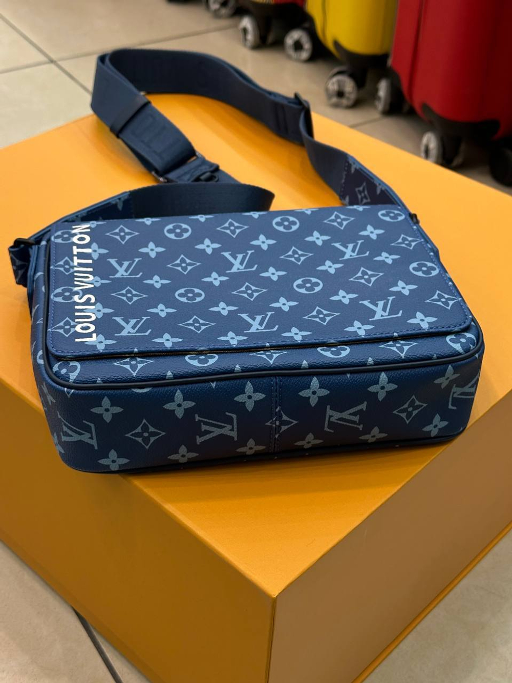 Сумка-мессенджер Louis Vuitton