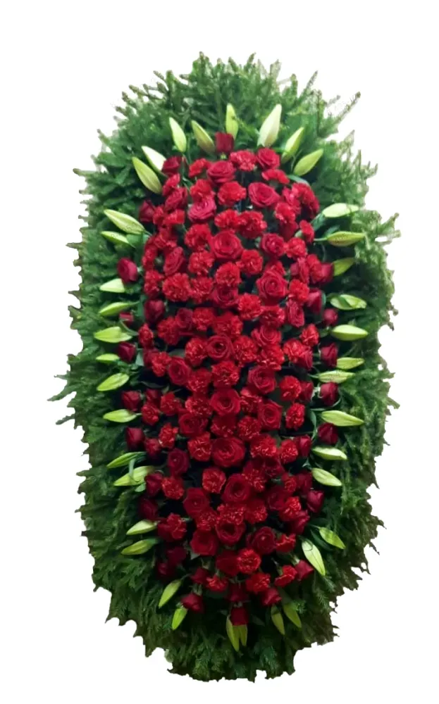 Траурный венок из живых красных роз, гвоздик и лилий с натуральной хвоей, размер 180 см Траурный венок из живых красных роз, гвоздик и лилий с натуральной хвоей, размер 180 см