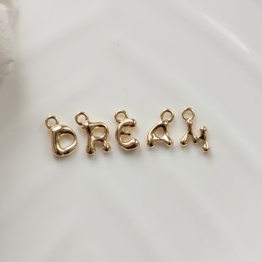 Слово из букв DREAM в позолоте