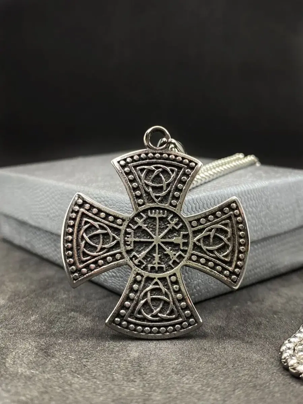 Цепочка с кельтским крестом и символами Вегвизир и Триглав