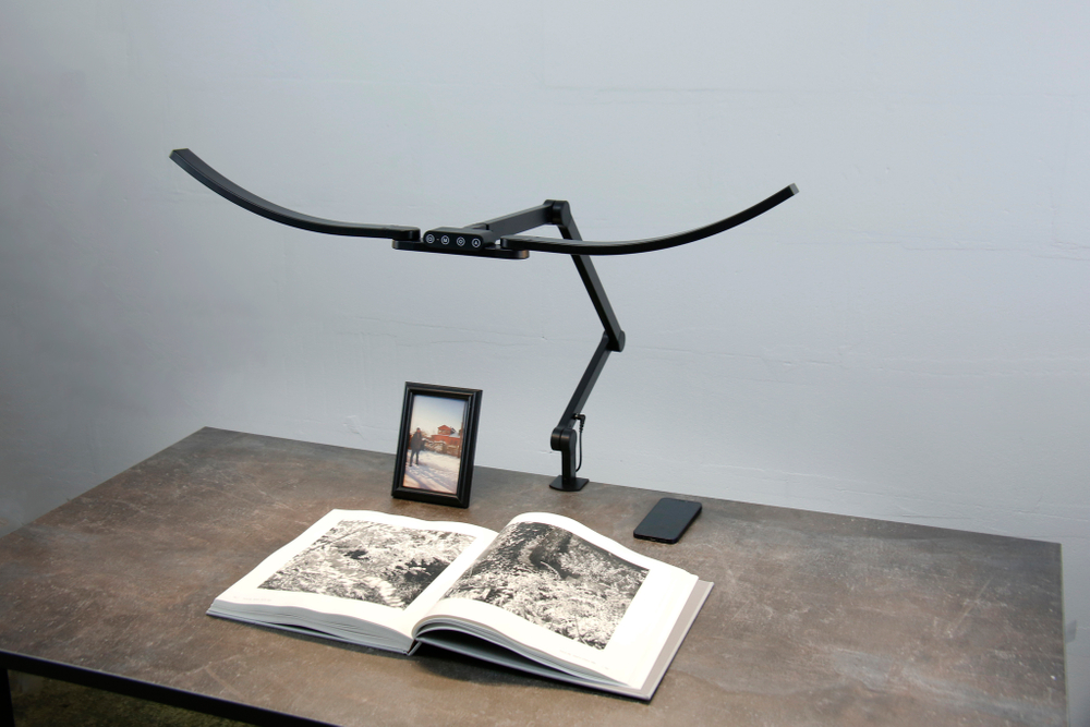 Светильник FRIENDME бестеневой настольный на струбцине светодиодный No. 5 черный с тройным источником света. Яркость - 1400 lum. 24W.