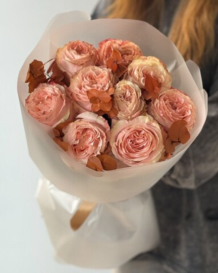 Букет из 9 пионовидных роз Принцесс Краун с эвкалиптом