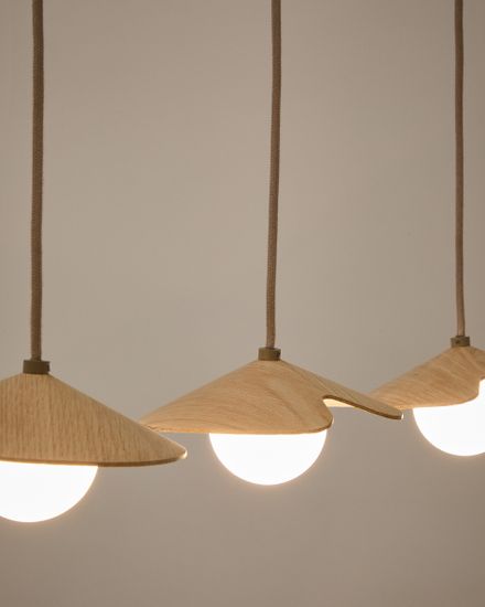 Подвесной светильник из дуба Wilara с 3 белыми шарами из дымчатого стекла