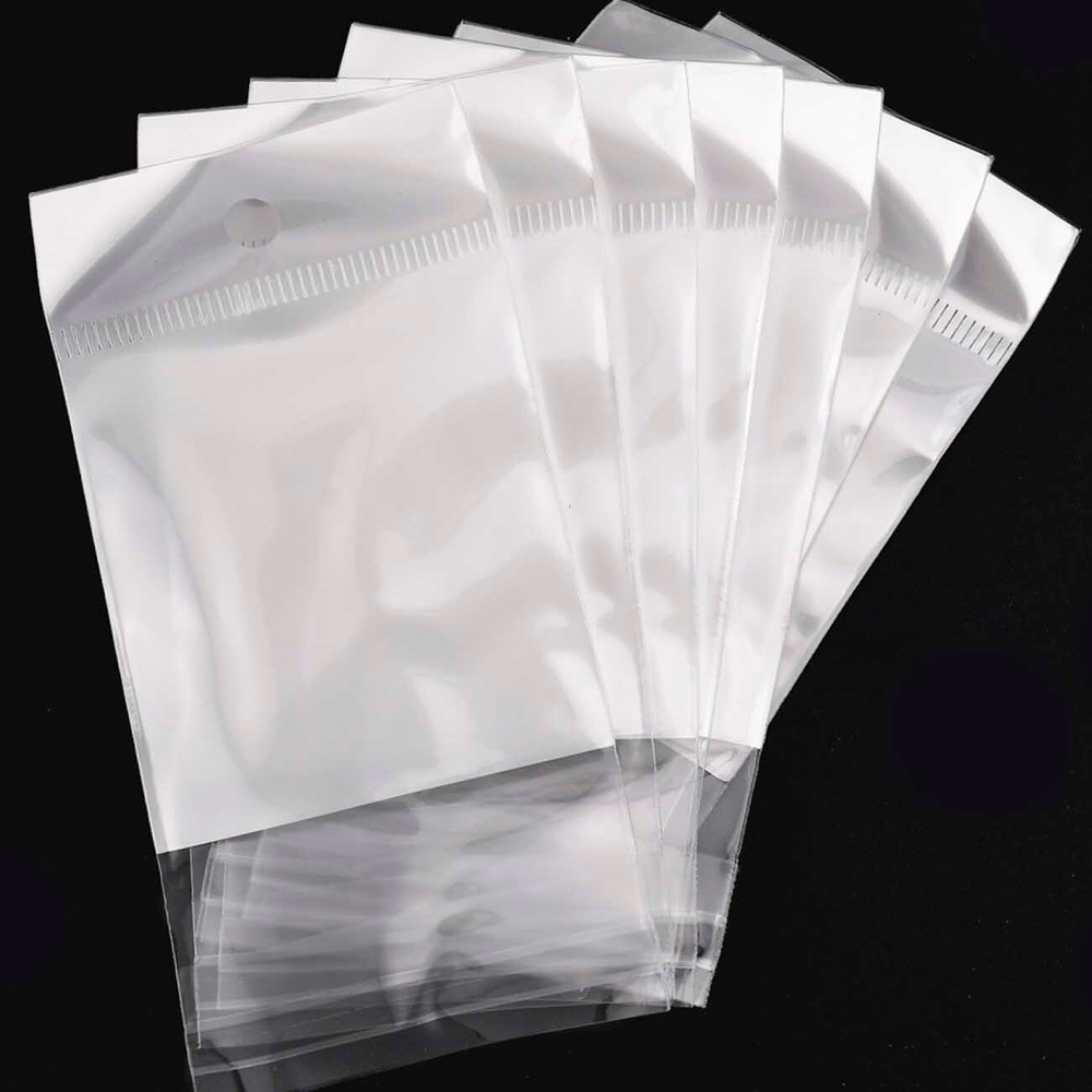 Прозрачные пакеты с подвесом, белым фоном и клеевым клапаном для упаковки