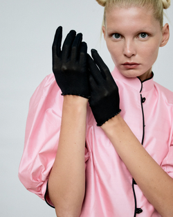 Перчатки из черной сетки с вырезом и декором по контуру